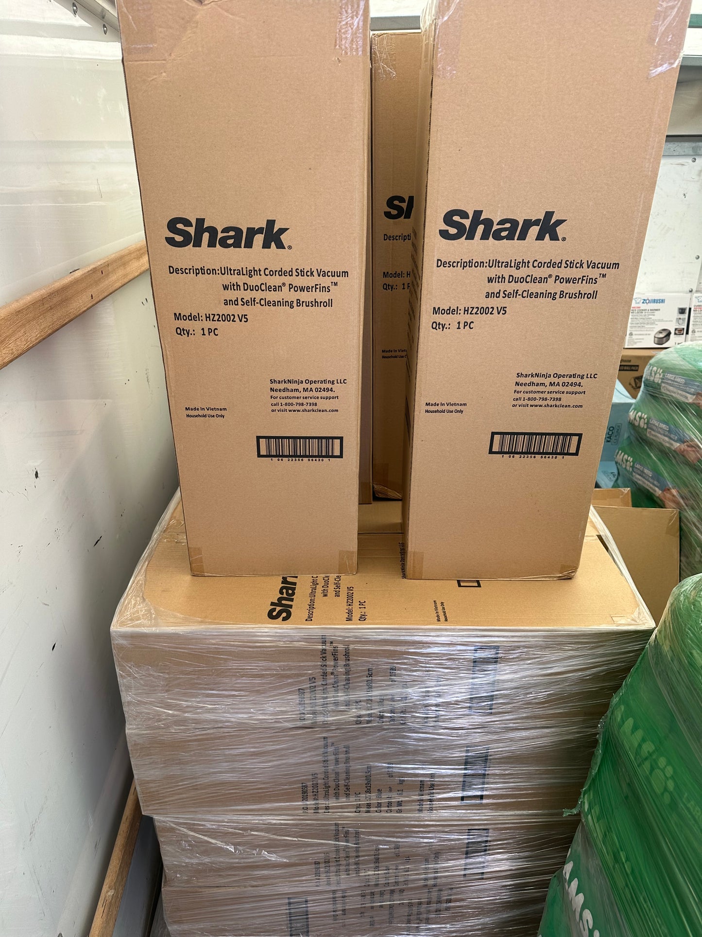 Shark | Corded Stick Vacuum Cleaner | Vertex Ultralight | Removable Handheld Vacuum | Pet Hair Vacuum for Carpet and Hard Floor | Powerful Suction | No Hair Wrap | 3 Attachments Included | HZ2002